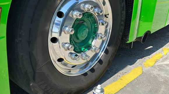 Alcoa Velgen reinigen en beschermen met Prolan Heavy Enduro 300.